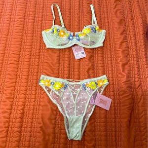 NWT Savage X Fenty Free Spirit Floral Lingerie - Bra (34DD) and Panty (Small)